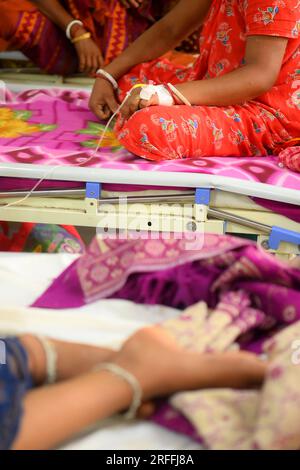 Les patients atteints de dengue reçoivent un traitement dans le service de dengue de l’hôpital Govind Ballabh Pant (GB Hospital), à Agartala. De nombreux cas de dengue ont été signalés à Dhanpur, dans le district de Sepahijala. Tripura, Inde. Banque D'Images