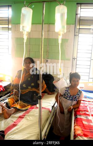 Les patients atteints de dengue reçoivent un traitement dans le service de dengue de l’hôpital Govind Ballabh Pant (GB Hospital), à Agartala. De nombreux cas de dengue ont été signalés à Dhanpur, dans le district de Sepahijala. Tripura, Inde. Banque D'Images