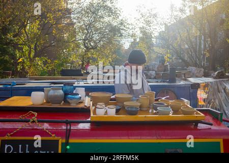 Hackney canal, vendant de la poterie de sa barge, Londres, Royaume-Uni Banque D'Images