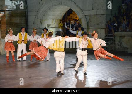 Un groupe de danseurs de la République de Serbie en costumes colorés exécutent une danse traditionnelle au XXI Festival International de folklore à anci Banque D'Images