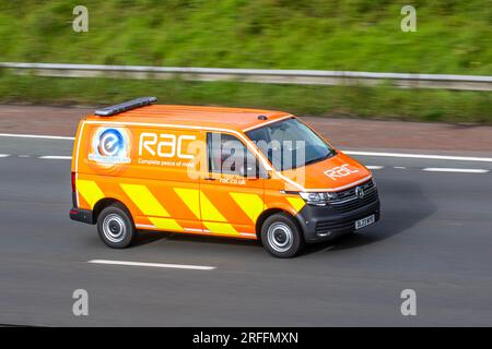 RAC British Automotive Services Company. assistance routière 24 heures sur 24. Nous chargeons les voitures électriques ; voyageant à grande vitesse sur l'autoroute M6 dans le Grand Manchester, Royaume-Uni Banque D'Images