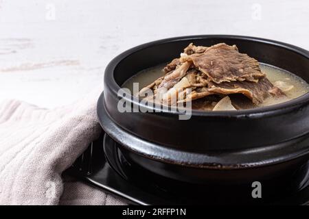 Un plat avec de la viande de tête de bœuf dans le brothBeef Head Meat Soup Banque D'Images