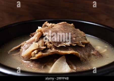 Un plat avec de la viande de tête de bœuf dans le brothBeef Head Meat Soup Banque D'Images