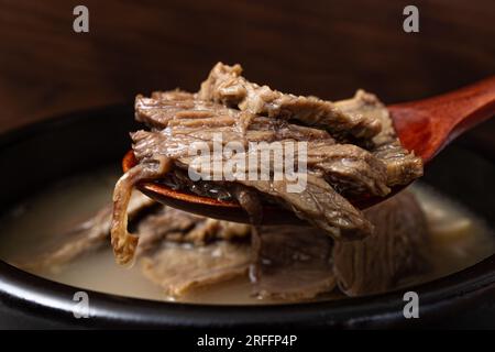 Un plat avec de la viande de tête de bœuf dans le brothBeef Head Meat Soup Banque D'Images