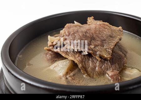 Soupe de viande de tête de boeuf sur fond blanc Banque D'Images