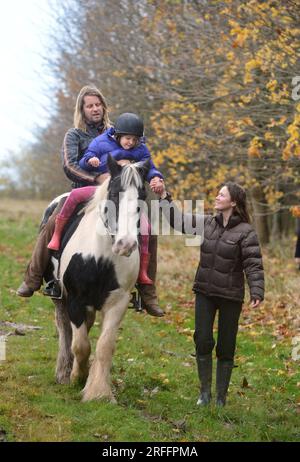 Rupert Isaacson, qui utilise des « thérapies hippiques » pour aider à traiter les enfants autistes. Photographié au Conquest Equestrian Centre près de Taunton où il enseigne Banque D'Images