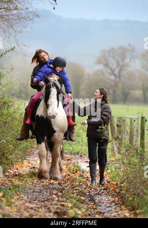 Rupert Isaacson, qui utilise des « thérapies hippiques » pour aider à traiter les enfants autistes. Photographié au Conquest Equestrian Centre près de Taunton où il enseigne Banque D'Images