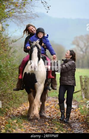 Rupert Isaacson, qui utilise des « thérapies hippiques » pour aider à traiter les enfants autistes. Photographié au Conquest Equestrian Centre près de Taunton où il enseigne Banque D'Images