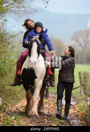 Rupert Isaacson, qui utilise des « thérapies hippiques » pour aider à traiter les enfants autistes. Photographié au Conquest Equestrian Centre près de Taunton où il enseigne Banque D'Images