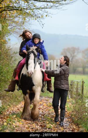 Rupert Isaacson, qui utilise des « thérapies hippiques » pour aider à traiter les enfants autistes. Photographié au Conquest Equestrian Centre près de Taunton où il enseigne Banque D'Images