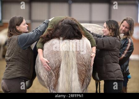 Rupert Isaacson, qui utilise des « thérapies hippiques » pour aider à traiter les enfants autistes. Photographié au Conquest Equestrian Centre près de Taunton où il enseigne Banque D'Images