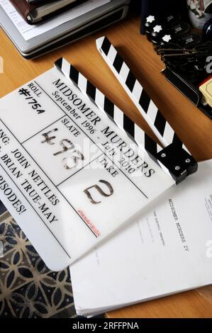 Un vieux clapperboard et script de la longue série télévisée dramatique britannique Midsomer Murders. Banque D'Images