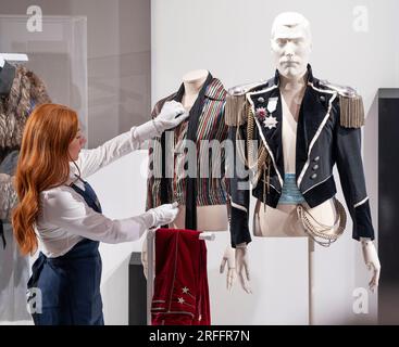 Sotheby's, Londres, Royaume-Uni. 3 août 2023. Une exposition du contenu de la maison londonienne de Freddie Mercury remplissant les galeries Sotheby's London Galleries, en vue du 4 août au 5 septembre avant six ventes aux enchères dédiées à Sotheby's, Londres, en septembre. Image : costumes de Freddie Mercury des visites historiques. Crédit : Malcolm Park/Alamy Live News Banque D'Images