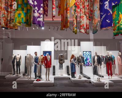 Sotheby's, Londres, Royaume-Uni. 3 août 2023. Une exposition du contenu de la maison londonienne de Freddie Mercury remplissant les galeries Sotheby's London Galleries, en vue du 4 août au 5 septembre avant six ventes aux enchères dédiées à Sotheby's, Londres, en septembre. Image : costumes de Freddie Mercury des visites historiques. Crédit : Malcolm Park/Alamy Live News Banque D'Images