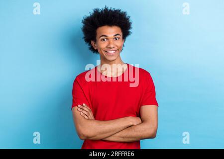 Portrait photo de beau cool drôle d'échange multinational gars étudiant croisant les mains confiant fond de couleur bleue isolé Banque D'Images