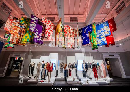 Londres, Royaume-Uni. 3 août 2023. Derniers ajustements à certains de ses nombreux costumes - l'ensemble de la collection personnelle de Freddie Mercury est dévoilé au public pour la première fois cet été dans une exposition dédiée d'un mois à Sotheby's à Londres. Gratuite pour le public, l'exposition ouvrira le 4 août et restera à l'honneur jusqu'au 5 septembre, avant que les objets ne soient proposés à travers six ventes aux enchères dédiées, chacune consacrée à un aspect différent de la vie de Mercure, tant publique que privée. Crédit : Guy Bell/Alamy Live News Banque D'Images