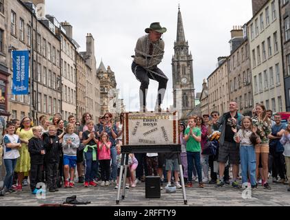 Édimbourg, Écosse, Royaume-Uni. 3 août 2023. De nombreux touristes et artistes de rue sur le Royal Mile la veille de l'ouverture officielle des festivals Fringe et International. Le Fringe and Edinburgh International Festival se déroule du 4-27 au 27 août. Iain Masterton/Alamy Live News Banque D'Images