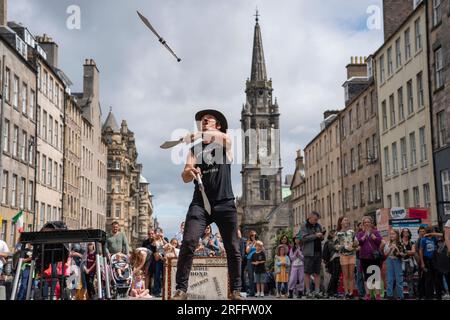 Édimbourg, Écosse, Royaume-Uni. 3 août 2023. De nombreux touristes et artistes de rue sur le Royal Mile la veille de l'ouverture officielle des festivals Fringe et International. Le Fringe and Edinburgh International Festival se déroule du 4-27 au 27 août. Iain Masterton/Alamy Live News Banque D'Images