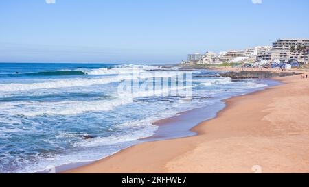 Plage bleu océan vagues Ballito Bay Holiday Apartments horizon littoral paysage bleu ciel. Banque D'Images