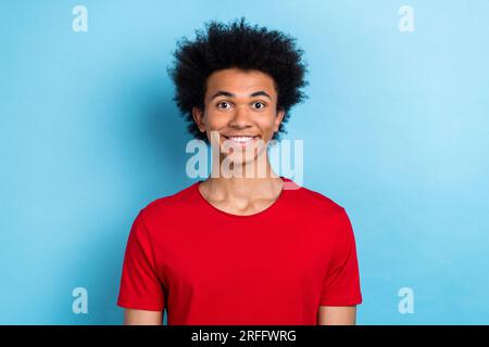 Portrait de drôle multinational jeune gars toothy Beaming souriant porter rouge décontracté t-shirt isolé fond de couleur pastel bleu Banque D'Images