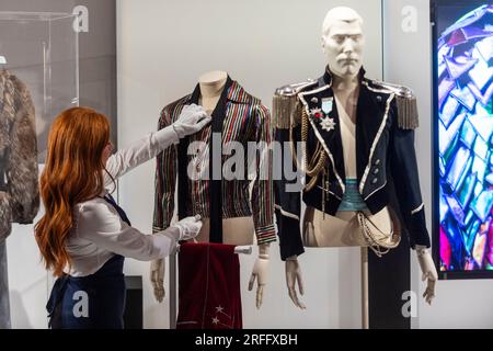 Londres, Royaume-Uni. 3 août 2023 (R) Une somptueuse veste cérémonielle de style militaire créée pour la fête du 39e anniversaire de Freddie Mercury, Munich, le 5 septembre 1985 (environ £12,000-16,000) lors d’un avant-première de « Freddie Mercury : a World of HIS Own » chez Sotheby’s. Une exposition publique d’un mois précède six ventes aux enchères en septembre dans les galeries Sotheby’s New Bond Street d’une collection de biens appartenant au chanteur principal de Queen’s conservés à son domicile à Garden Lodge et accumulés au cours des cinquante dernières années. Crédit : Stephen Chung / Alamy Live News Banque D'Images