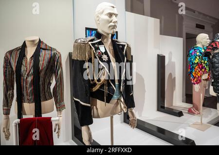 Londres, Royaume-Uni. 3 août 2023. (C) Une somptueuse veste cérémonielle de style militaire créée pour la fête du 39e anniversaire de Freddie Mercury, Munich, 5 septembre 1985 (environ £12,000-16,000) lors d’un avant-première de « Freddie Mercury : a World of HIS Own » chez Sotheby’s. Une exposition publique d’un mois précède six ventes aux enchères en septembre dans les galeries Sotheby’s New Bond Street d’une collection de biens appartenant au chanteur principal de Queen’s conservés à son domicile à Garden Lodge et accumulés au cours des cinquante dernières années. Crédit : Stephen Chung / Alamy Live News Banque D'Images