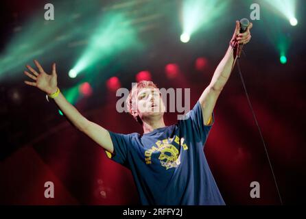 Le chanteur principal DE BLUR Damon Albarn en direct sur scène au Glastonbury Festival, 27 juin 1998, Worthy Farm, Pilton, Somerset England, ROYAUME-UNI Banque D'Images