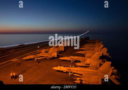 USS Gerald R. Ford (CVN 78), effectue des opérations aériennes dans la mer Adriatique, le 25 juillet 2023. ÉTATS-UNIS Photo marine de Nolan Pennington Banque D'Images