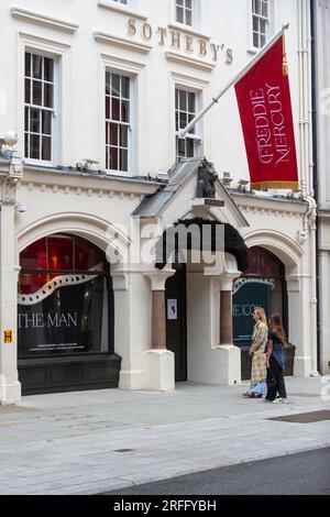 Londres, Royaume-Uni. 3 août 2023. Extérieur de la galerie lors d’un aperçu de « Freddie Mercury : a World of HIS Own » chez Sotheby’s. Une exposition publique d’un mois précède six ventes aux enchères en septembre dans les galeries Sotheby’s New Bond Street d’une collection de biens appartenant au chanteur principal de Queen’s conservés à son domicile à Garden Lodge et accumulés au cours des cinquante dernières années. Crédit : Stephen Chung / Alamy Live News Banque D'Images