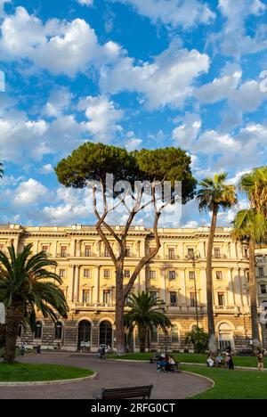 Rome, Latium, Italie, Un paysage du quartier Prati de Rome avec des pins et une architecture classique. Banque D'Images