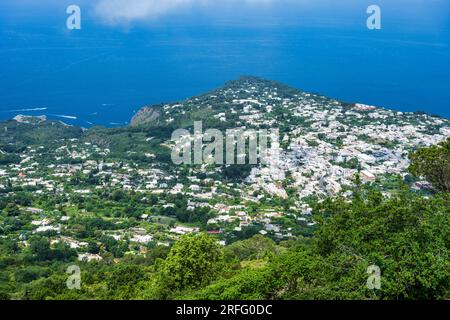 Vue d'Anacapri depuis le sommet du Monte Solaro sur l'île de Capri dans le golfe de Naples dans la région Campanie de l'Italie Banque D'Images