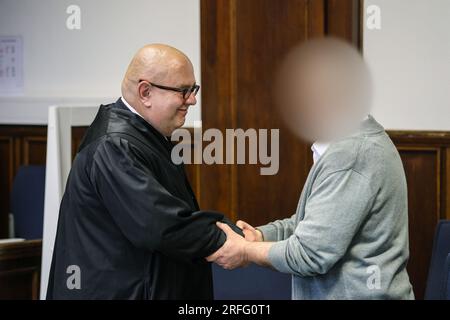 Dortmund, Allemagne. 03 août 2023. Le défendeur (r) accueille son avocat, Jochachim Berndt, au tribunal de district. Le directeur général de longue date d'un grand service de soins infirmiers du district d'Unna a été condamné à trois ans et dix mois de prison pour fraude. Le tribunal régional de Dortmund a été convaincu jeudi que le défendeur avait facturé à la compagnie d’assurance maladie AOK Nordwest plus de 100 heures de travail qui n’avaient pas été réellement effectuées par ses employés. Crédit : Alex Talash/dpa - ATTENTION : le défendeur a été pixelisé à la demande de son avocat/dpa/Alamy Live News Banque D'Images