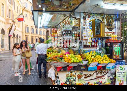 Rome, Latium, Italie, les touristes achètent des jus de fruits dans un magasin de jus avec divers fruits dans la rue de Rome. Banque D'Images