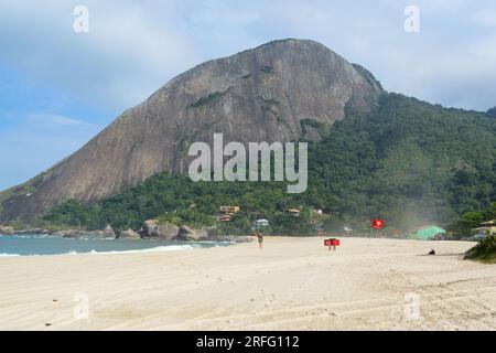 Niteroi, Brésil, Un paysage de montagne dans une plage de sable pendant l'hiver. Banque D'Images