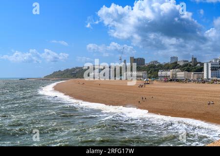 Mermaid Beach / Folkestone Beach. Avec plage de galets et mer agitée sur une journée venteuse. Prise de vue depuis le Harbour Arm - haut au-dessus de la mer. Banque D'Images