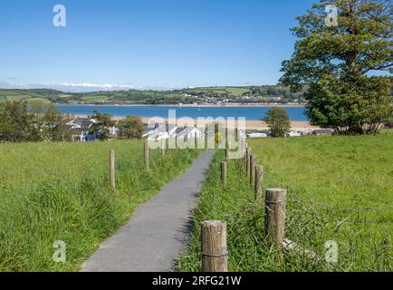 Vue à travers l'estuaire du Tywi dans le Carmarthenshire vers Ferryside de Llansteffan par une journée ensoleillée de juin montrant à la fois la rivière et les sables. Banque D'Images