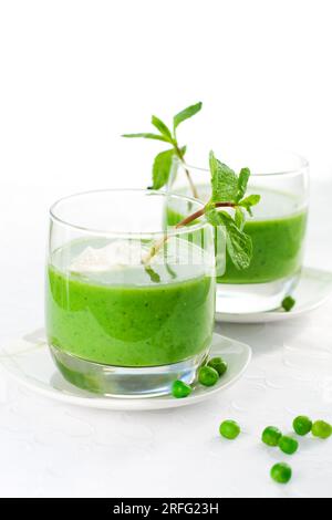 soupe de pois verts à la menthe Banque D'Images