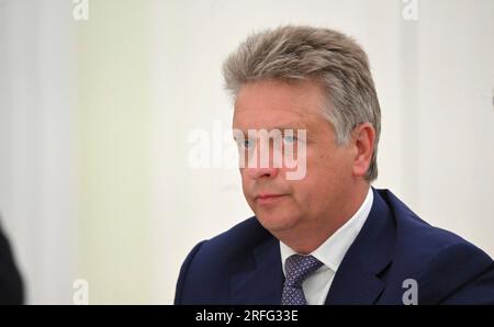 Moscou, Russie. 03 août 2023. Maksim Sokolov, PDG d’Avtovaz, écoute lors d’une réunion organisée par le président Vladimir Poutine avec les chefs d’entreprises manufacturières pour discuter du développement industriel au Kremlin, le 3 août 2023 à Moscou, en Russie. Crédit : Alexander Kazakov/Kremlin Pool/Alamy Live News Banque D'Images