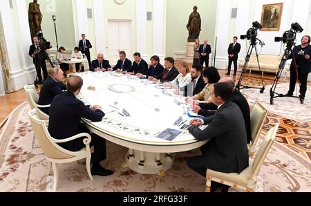 Moscou, Russie. 03 août 2023. Le président russe Vladimir Poutine, centre gauche, commente lors d'une réunion avec les chefs d'entreprises manufacturières pour discuter du développement industriel au Kremlin, le 3 août 2023 à Moscou, en Russie. Crédit : Alexander Kazakov/Kremlin Pool/Alamy Live News Banque D'Images