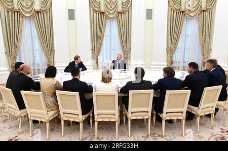 Moscou, Russie. 03 août 2023. Le président russe Vladimir Poutine, centre, commente lors d'une réunion avec les chefs d'entreprises manufacturières pour discuter du développement industriel au Kremlin, le 3 août 2023 à Moscou, en Russie. Crédit : Alexander Kazakov/Kremlin Pool/Alamy Live News Banque D'Images