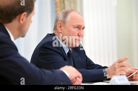 Moscou, Russie. 03 août 2023. Le président russe Vladimir Poutine remarque que le ministre de l'Industrie et du Commerce Denis Mantourov, à gauche, regarde au cours d'une réunion avec les chefs des entreprises manufacturières pour discuter du développement industriel au Kremlin, le 3 août 2023 à Moscou, en Russie. Crédit : Alexander Kazakov/Kremlin Pool/Alamy Live News Banque D'Images