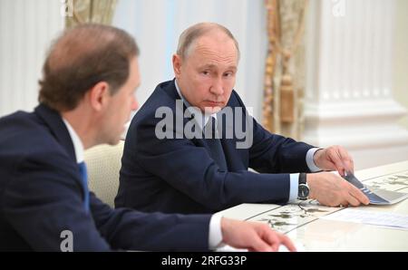 Moscou, Russie. 03 août 2023. Le président russe Vladimir Poutine écoute le ministre de l'Industrie et du Commerce Denis Mantourov, à gauche, lors d'une réunion avec les chefs d'entreprises manufacturières pour discuter du développement industriel au Kremlin, le 3 août 2023 à Moscou, en Russie. Crédit : Alexander Kazakov/Kremlin Pool/Alamy Live News Banque D'Images