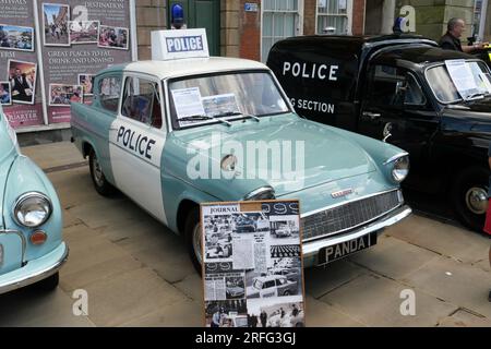 Voitures de police Derby - historique et moderne - Ford Anglia 105E police Panda car. Banque D'Images