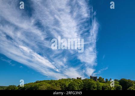 Un énorme nuage flottant au-dessus du château de Llansteffan sur l'estuaire du Tywi Carmarthenshire Banque D'Images