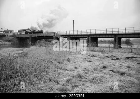 'Morayshire' avec un départ vers l'est de Wansford. Banque D'Images