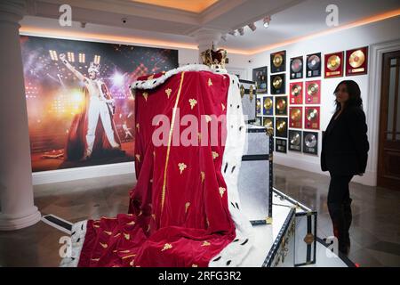 Une couronne et un manteau d'accompagnement, portés par Freddie Mercury pendant le Magic Tour, avec une estimation de £60,000-80,000, qui fait partie de la collection personnelle de Freddie Mercury, exposés lors d'un appel photo chez Sotheby's à Londres, avant leur vente aux enchères. Date de la photo : jeudi 3 août 2023. Banque D'Images