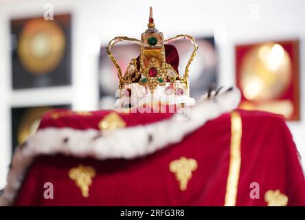 Une couronne et un manteau d'accompagnement, portés par Freddie Mercury pendant le Magic Tour, avec une estimation de £60,000-80,000, qui fait partie de la collection personnelle de Freddie Mercury, exposés lors d'un appel photo chez Sotheby's à Londres, avant leur vente aux enchères. Date de la photo : jeudi 3 août 2023. Banque D'Images