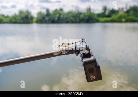 Dragonfly est assis sur une caméra d'action trépied dans la nature. Caméra embarquée pour prise de vue nature. Insectes intéressants Banque D'Images