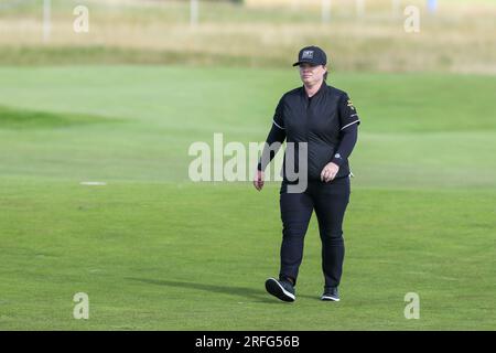 Irvine, Royaume-Uni. 03 août 2023. Un jour 1 du tournoi Women's Scottish Open de golf, un terrain international de 145 compétiteurs a commencé à se lancer au Dundonald Links Golf course, près d'Irvine, Ayrshire Scotland, Royaume-Uni. La compétition, sur 4 jours est pour un sac à main de 2 000 000 $ et la coupe après le deuxième tour sera pour le top 65 et cravates. Lydia |Hall du pays de Galles sur le 4e fairway. Crédit : Findlay/Alamy Live News Banque D'Images