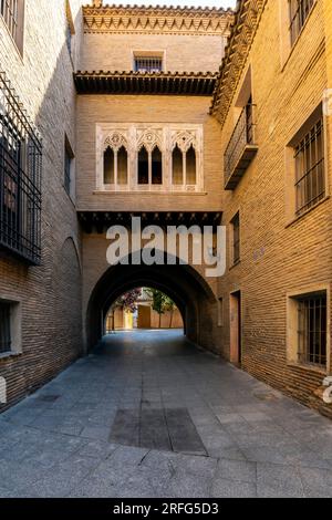 Fenêtres en plâtre au-dessus de l'Arco del Dean annexé à la cathédrale de San Salvador, Saragosse. Aragón. Espagne Banque D'Images